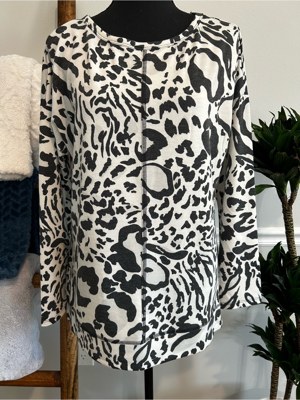Cyrus Black & White Animal Print Long Sleeve Sweater Size M